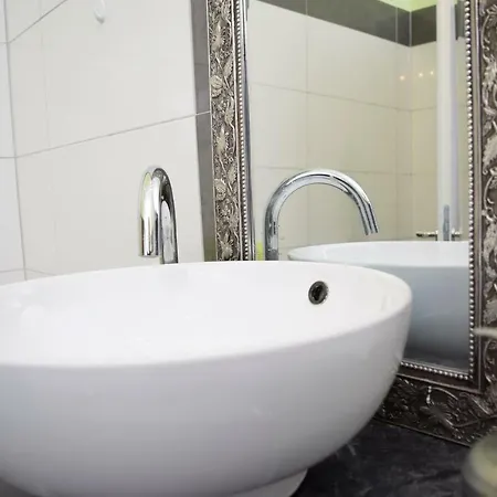 3 Zentrum , Kontaktloser Check In *