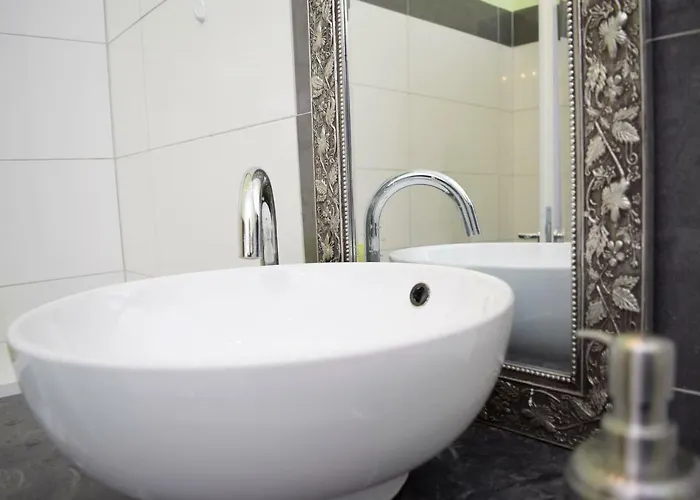 3 Zentrum , Kontaktloser Check In *